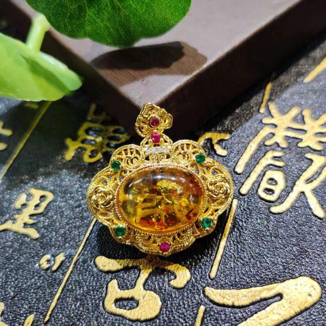 【香港金凤凰珠宝】PT930-高档珠宝-天然琥珀（花珀）平安锁百搭吊坠