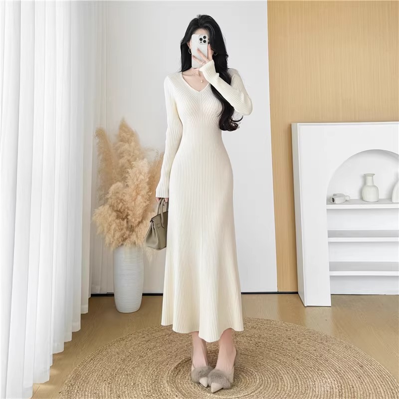 #9037v领针织连衣裙女秋冬新款收腰显瘦长款毛衣裙过膝内搭长裙