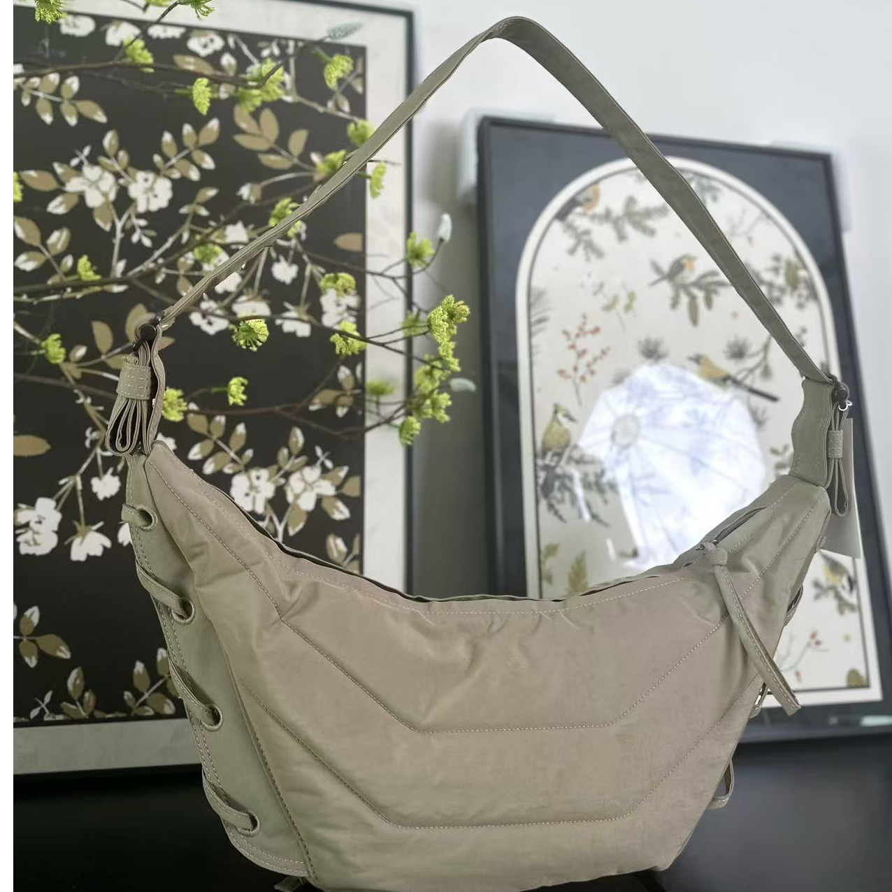 出欧LM男女同款嘉尔刘雯热巴钟爱单肩斜挎流浪牛角包单肩胸包