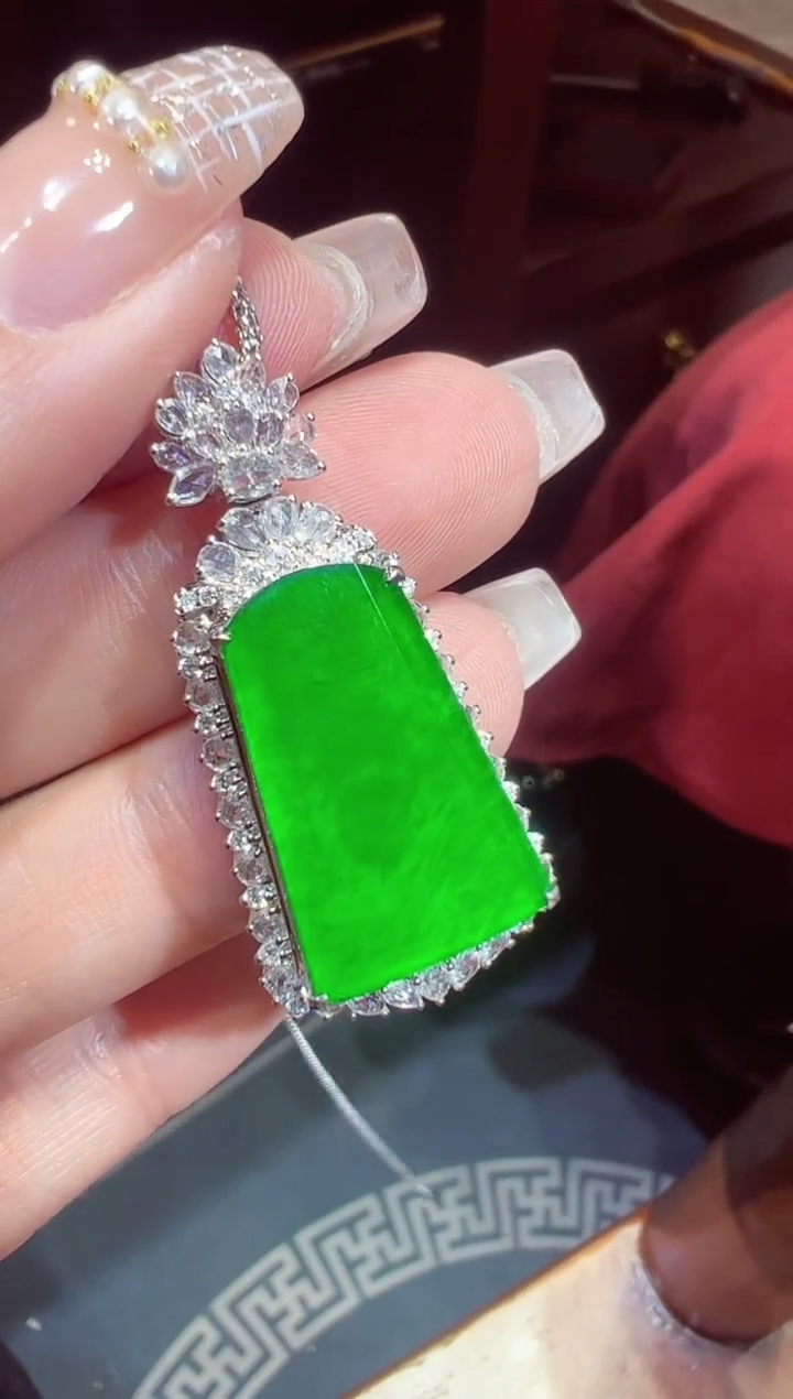 【闪购商品】翡翠吊坠(不含链)18K金镶嵌无事牌