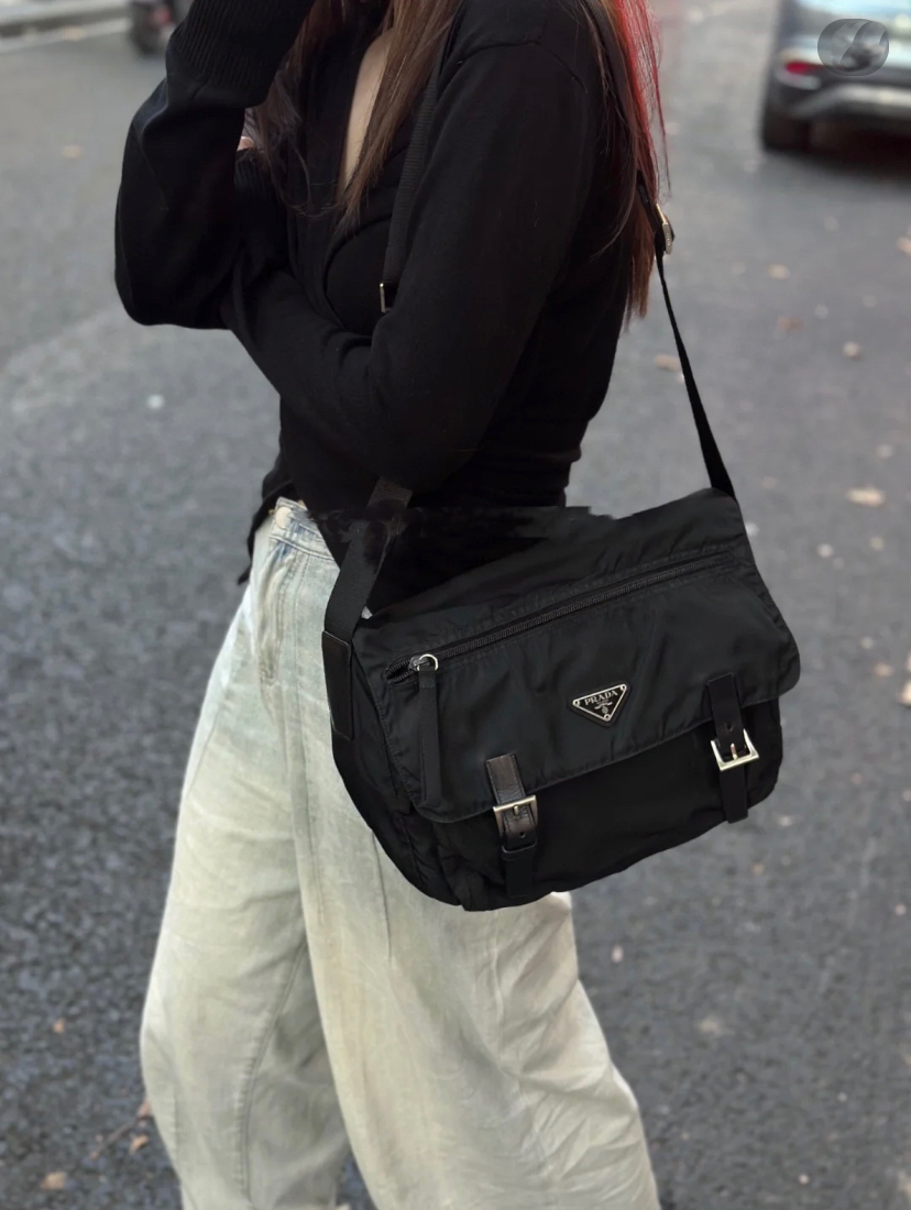 95新 Prada/普拉达 prada降落伞邮差单肩1302