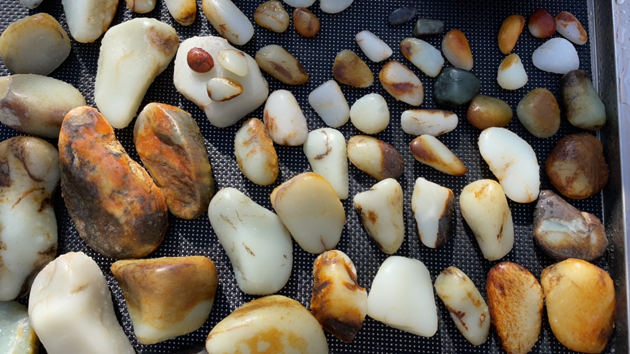 新疆和田玉原石挂件