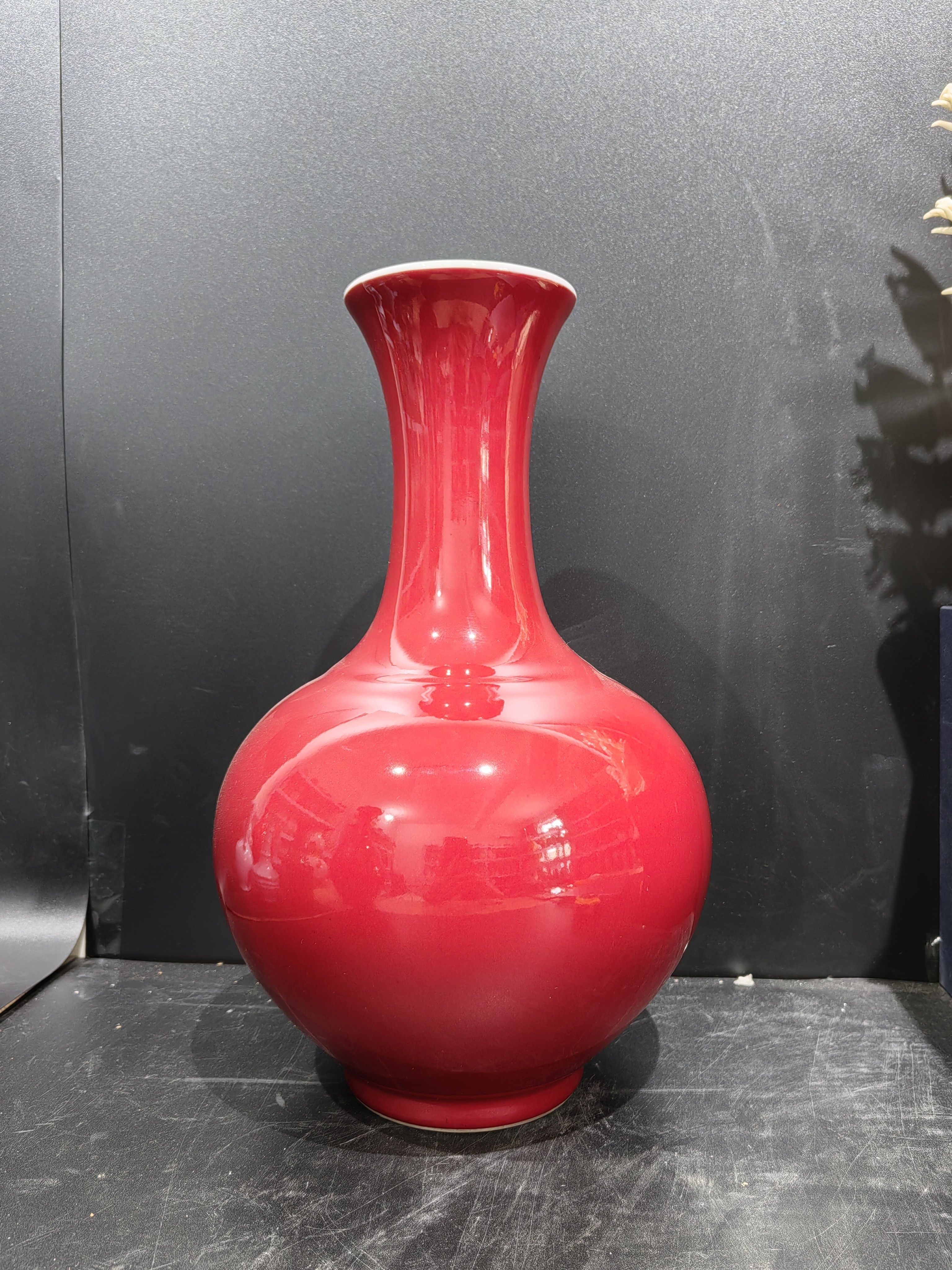 郎红，精品天球瓶一件