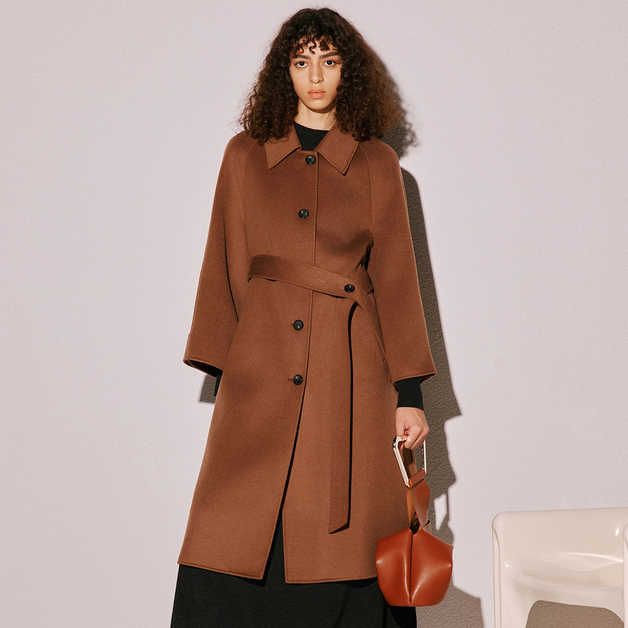 COVERINS冬季气质无领一粒扣长款宽肩挺括翻领女外套CC33580350