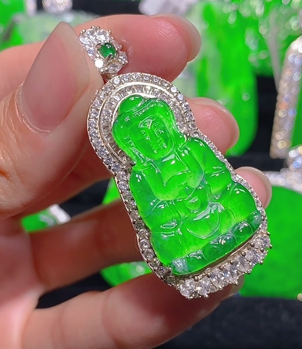 天然A货翡翠观音吊坠