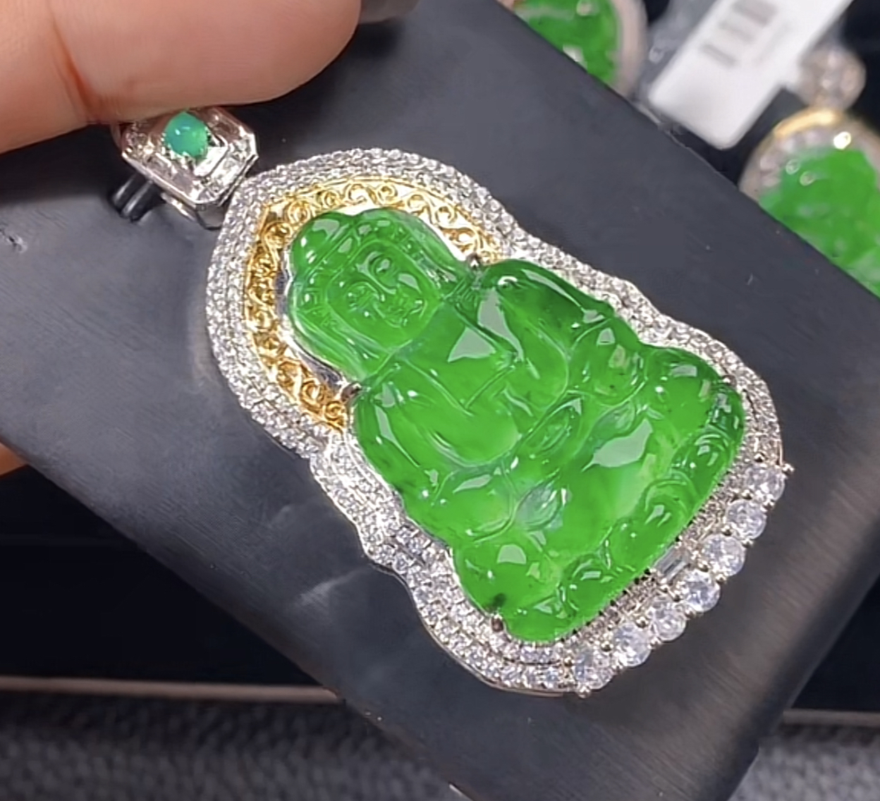 天然A货翡翠观音吊坠