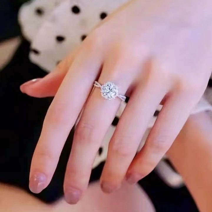 925银莫桑石戒指 爱莎公主50分—1克拉求婚订婚女士戒指银戒闭口