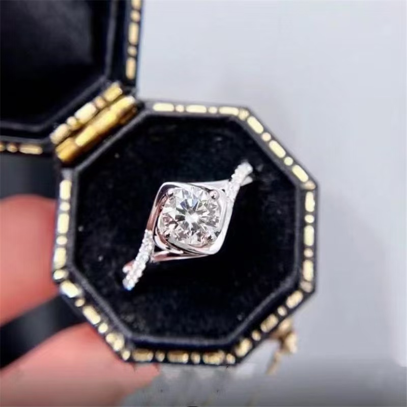 925银莫桑石戒指 天使之眼50分女士豪华求婚闭口戒指结婚婚戒银戒