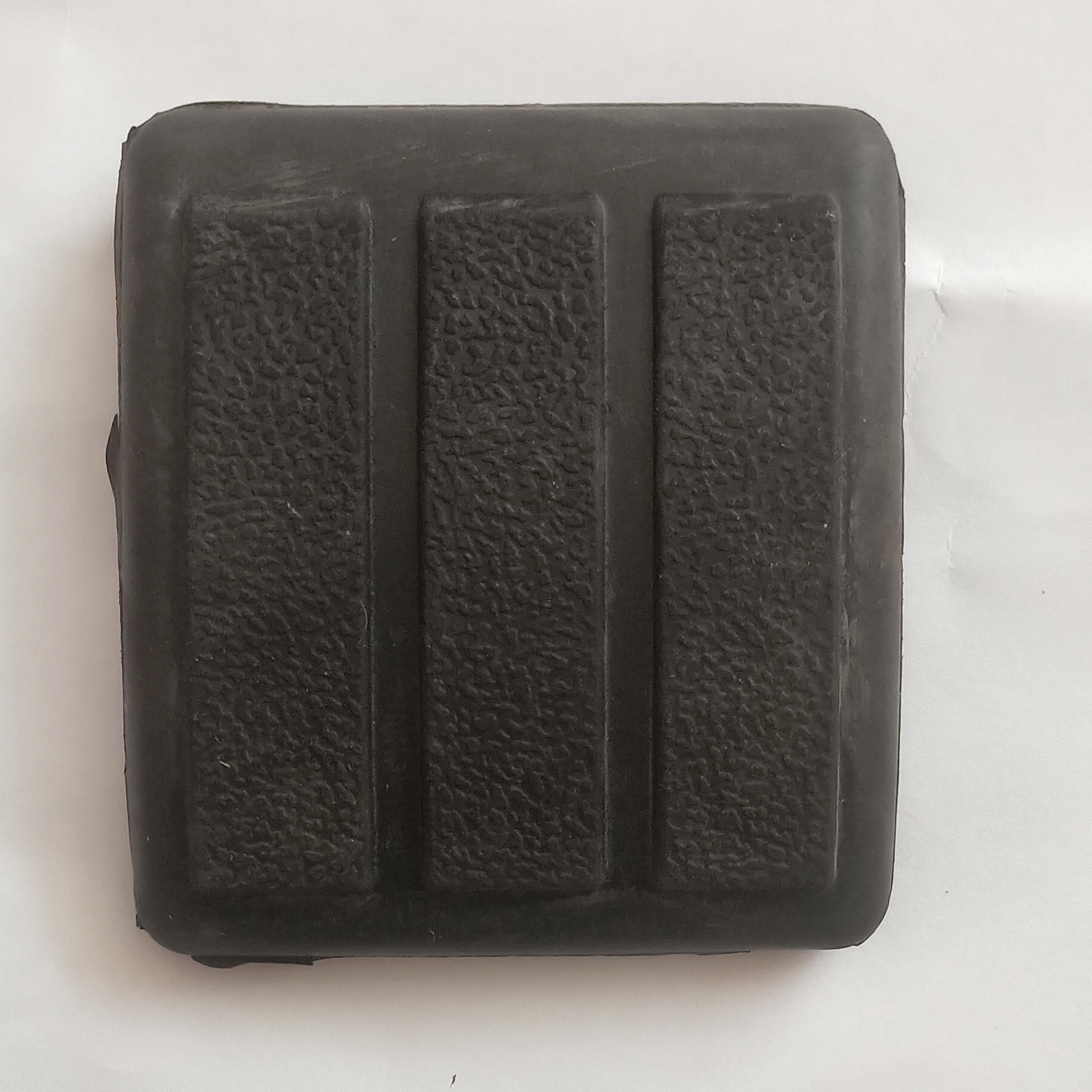 适用重汽豪沃T7H汕德卡MAX离合器踏板脚垫制动踏板橡胶防滑垫