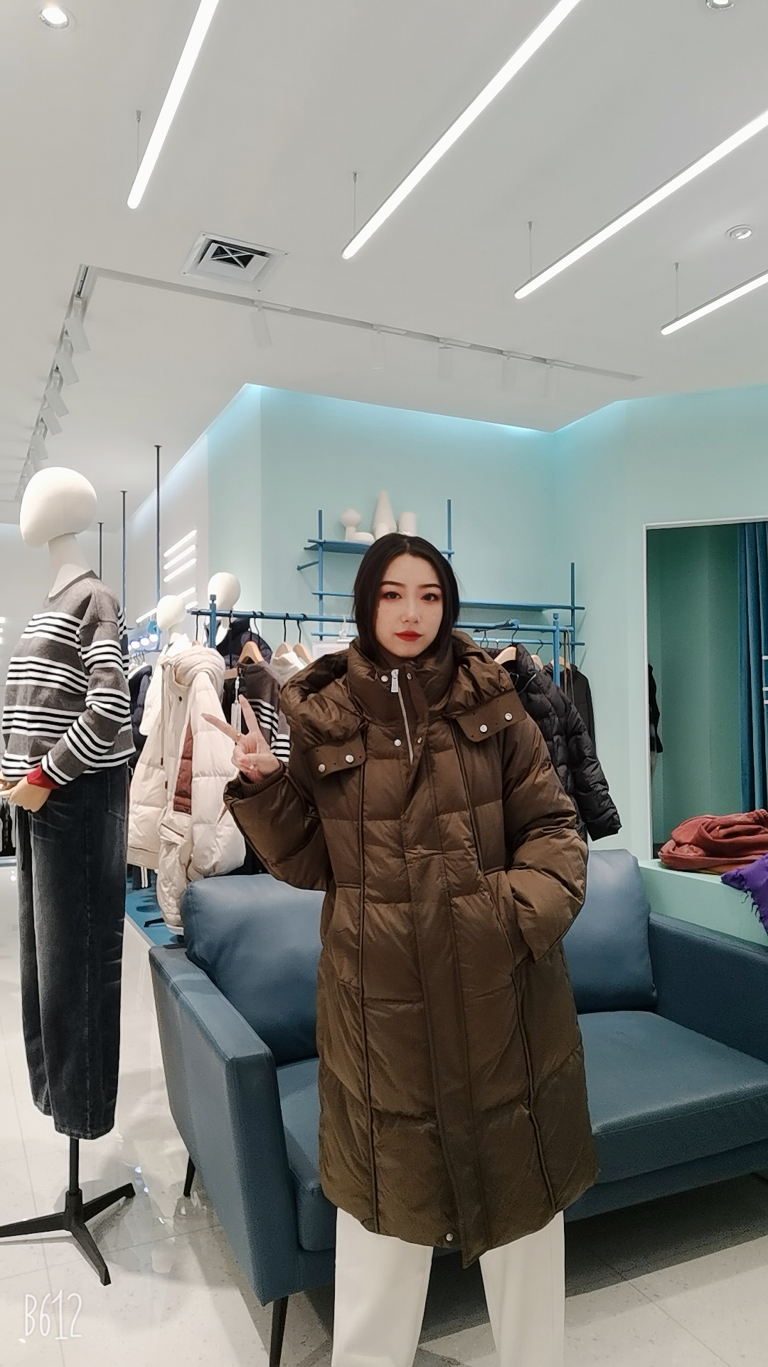 橄榄绿长款连帽羽绒服