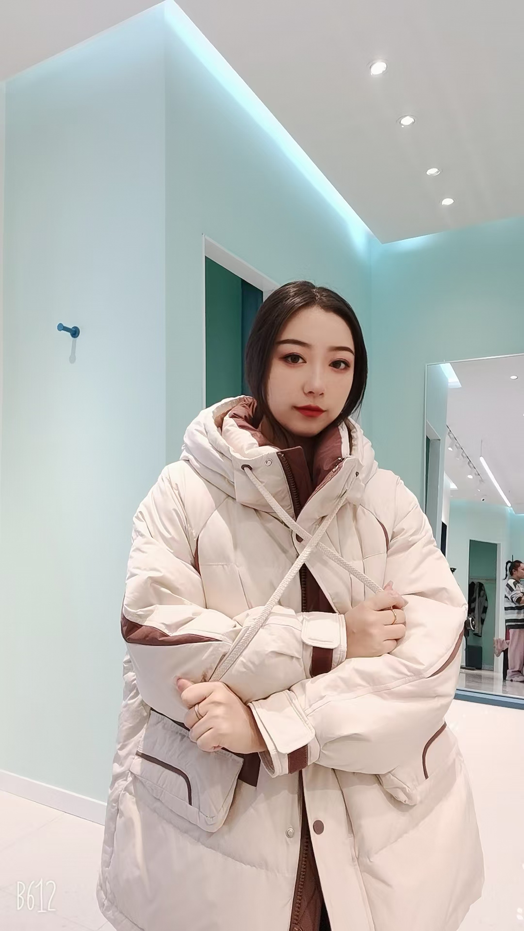 米色连帽拼色羽绒服