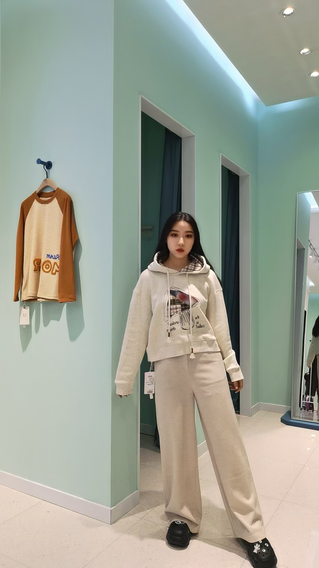 燕麦色直筒垂感长裤