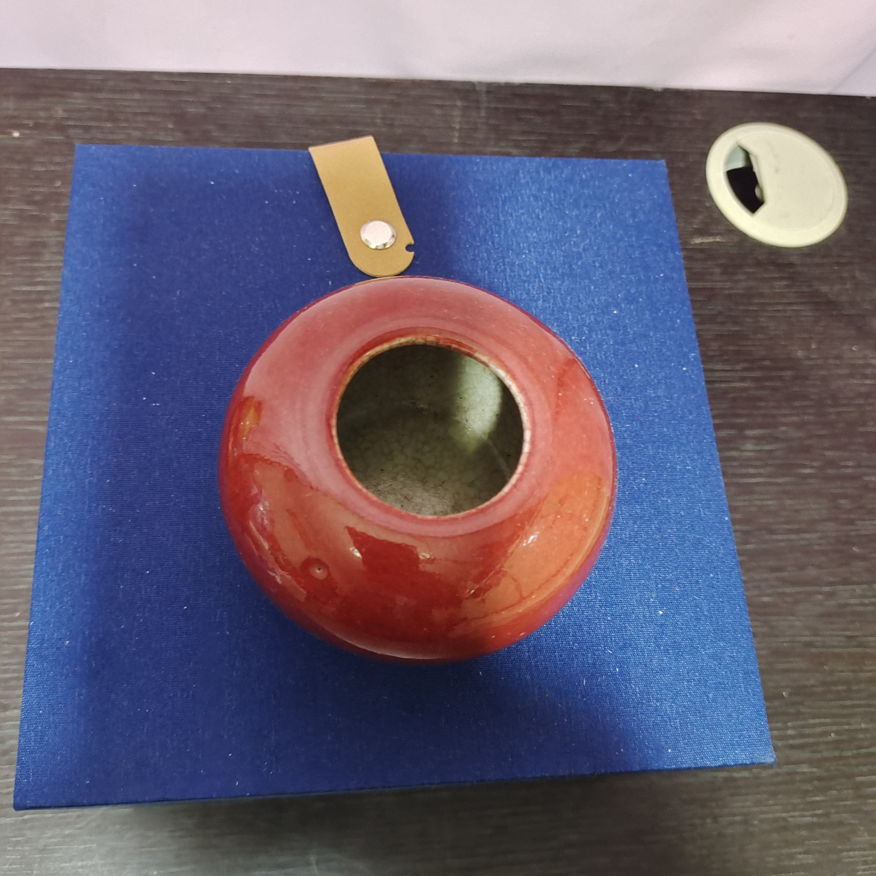 一件精美青花瓷瓶