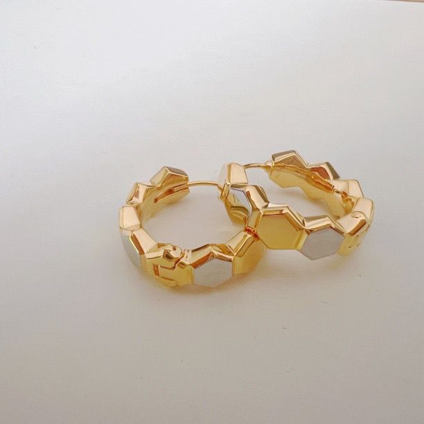 OUMU/欧慕18K金双色六边形蜂巢耳圈22mm气质时尚简约百搭轻奢冷