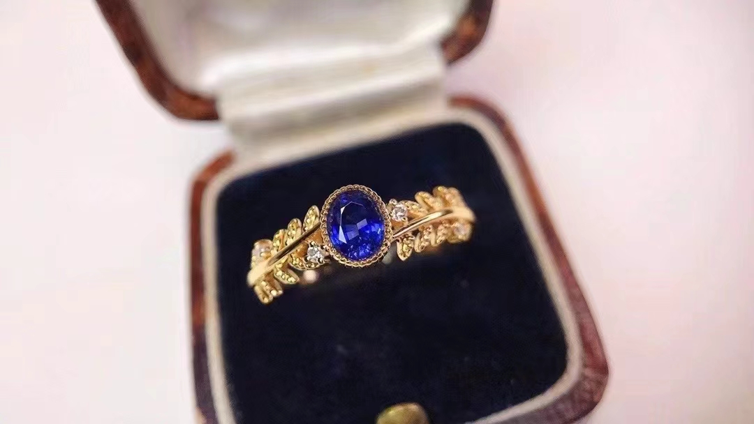 纯银镶嵌天然皇家蓝蓝宝石戒指