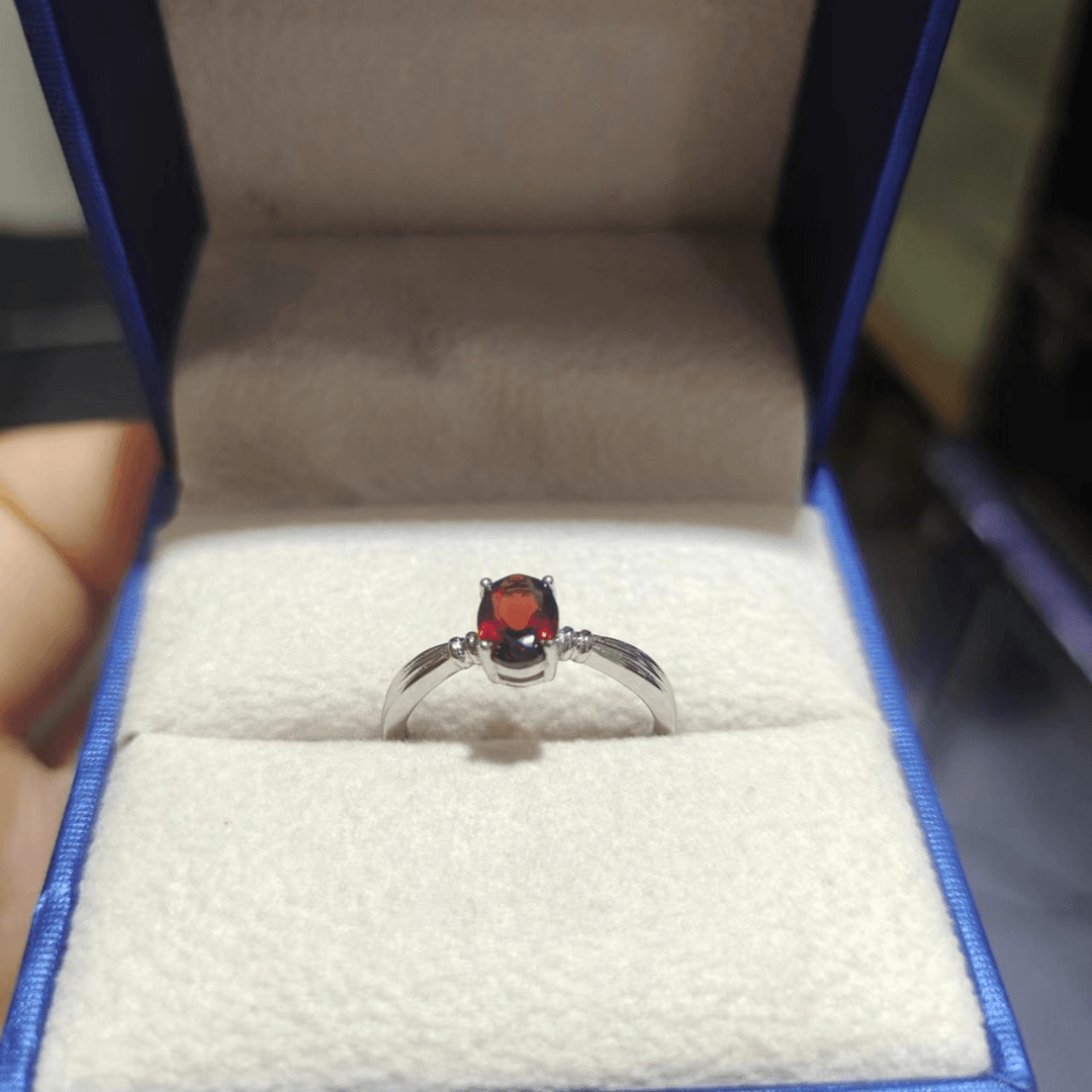 新粉亏米福利，天然鸽血红石榴石戒指，简单大方红色经典时尚精致