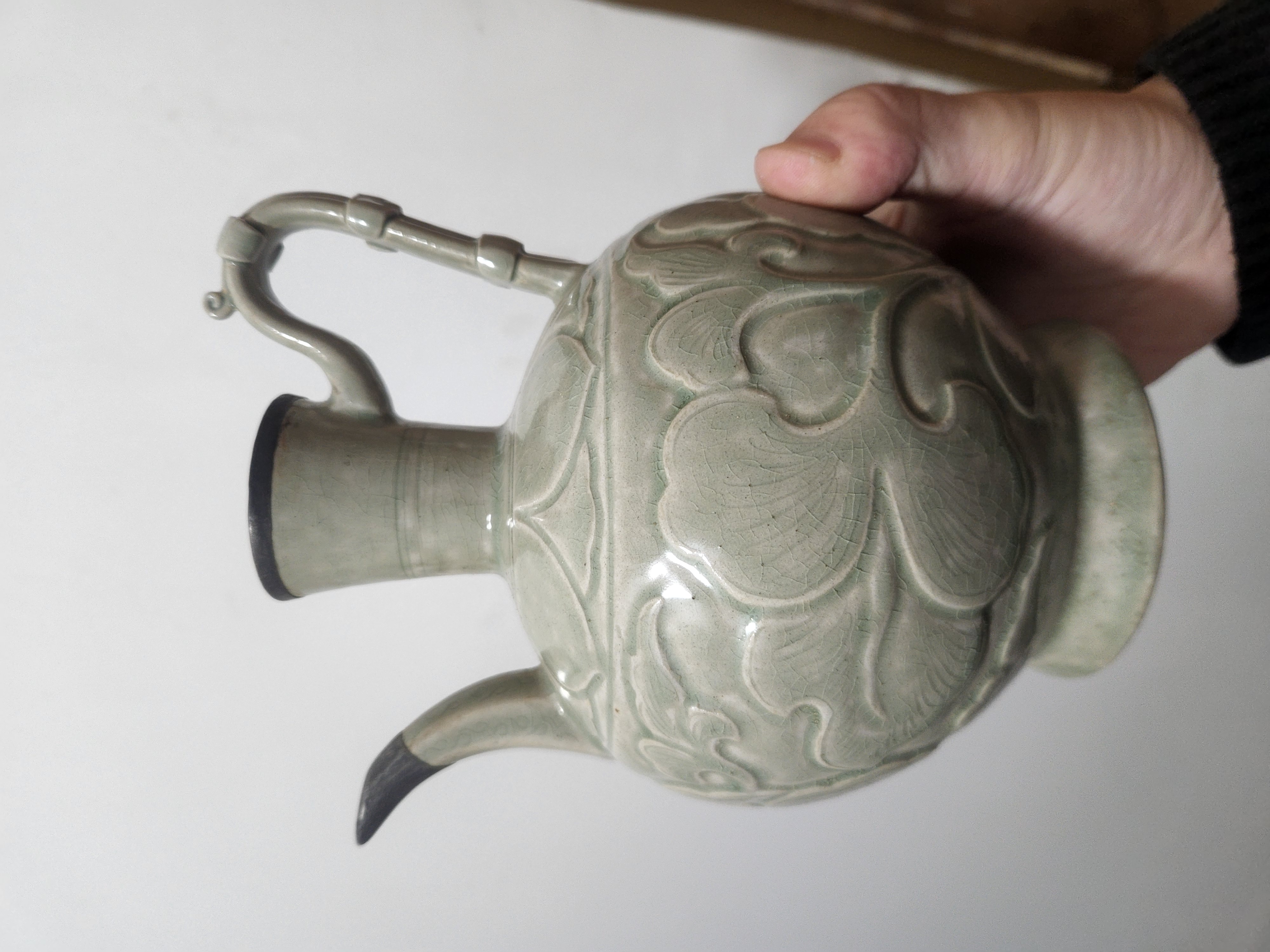 越窑青瓷刻花执壶，横支钉，壶口壶嘴都包银
