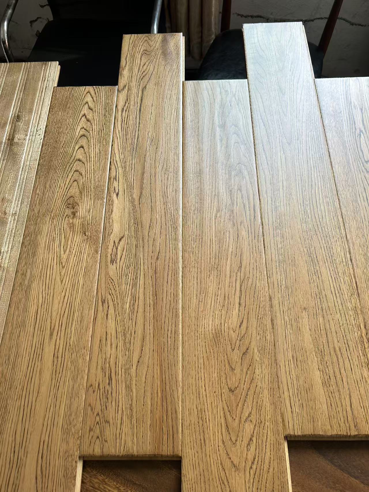 橡木实木地板浅色室内温馨舒适