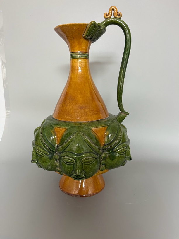 素三彩，人面执壶，
