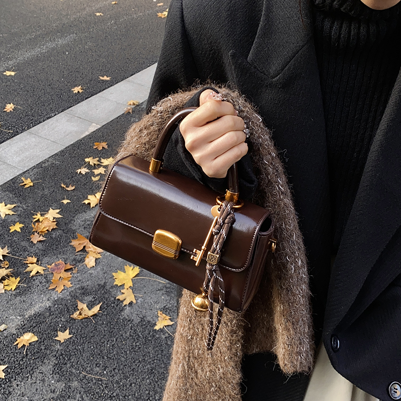 高级感复古油蜡皮包包女2024新款秋冬季百搭斜挎包时尚手提小方包