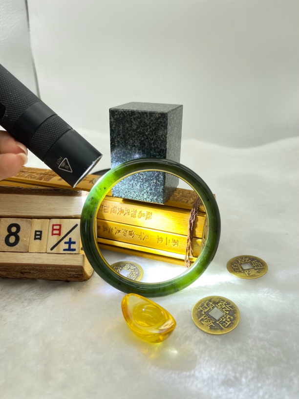 泰山玉手镯配饰首饰