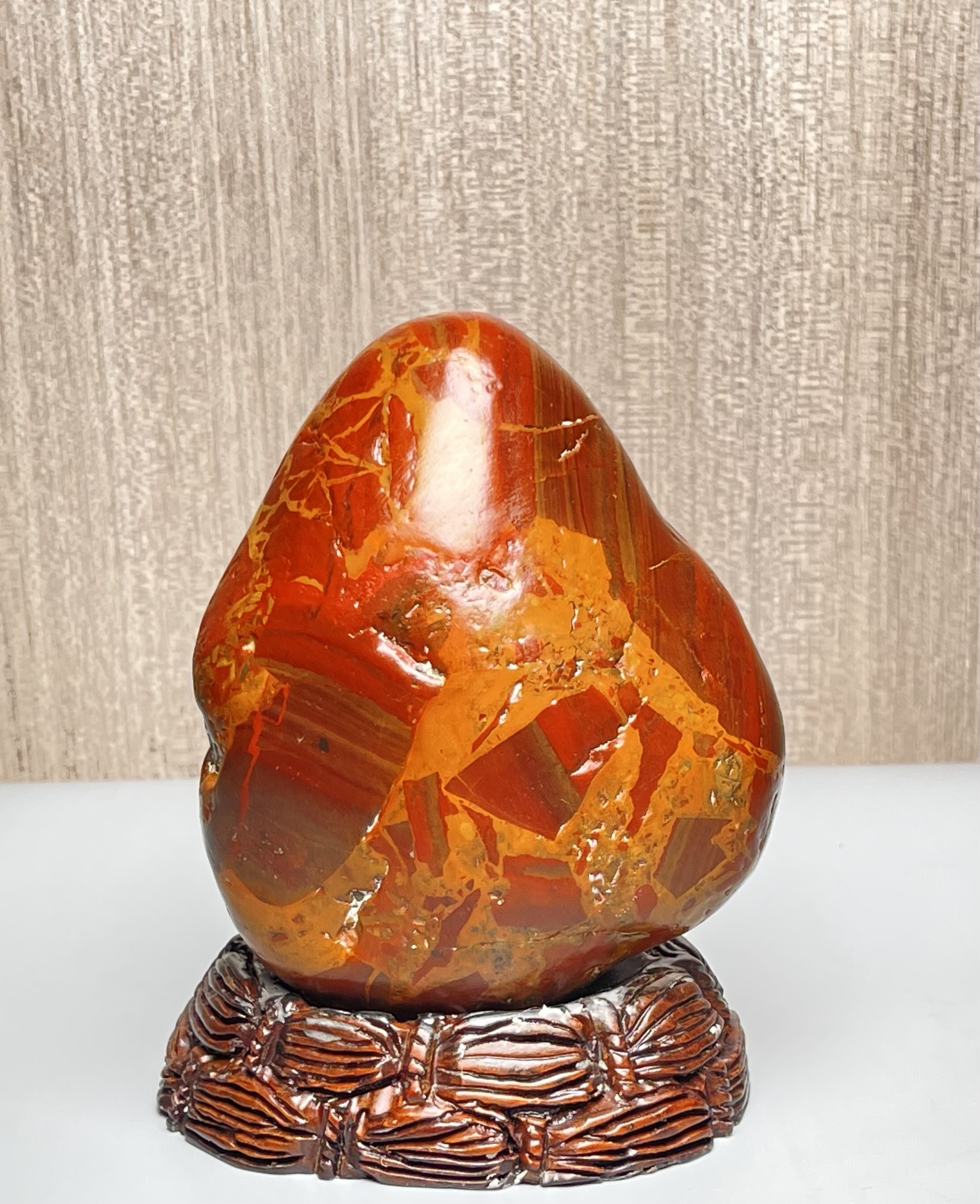 右江红线石，质地细腻光滑、色彩艳丽