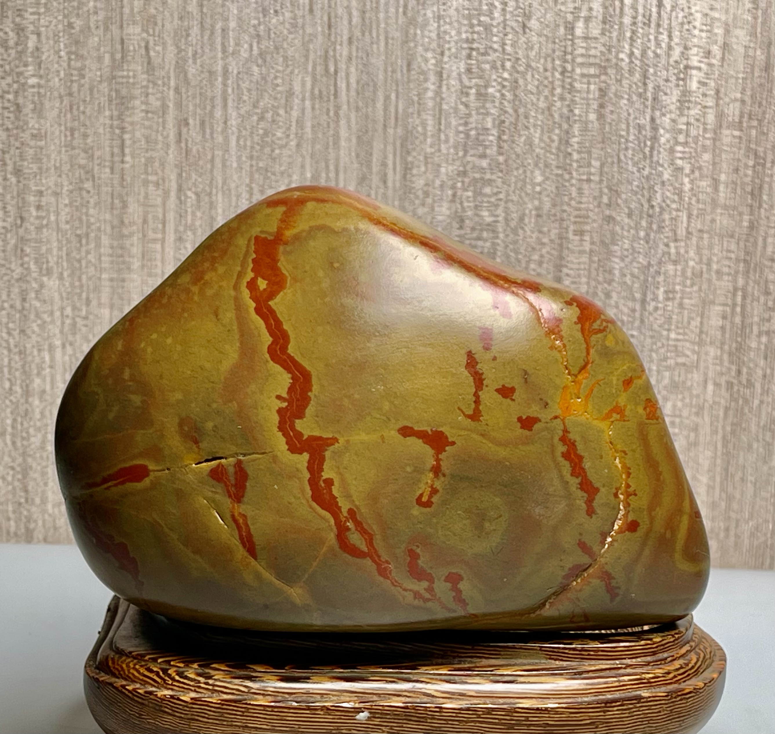 右江石石质坚硬、色彩鲜艳、纹路清晰