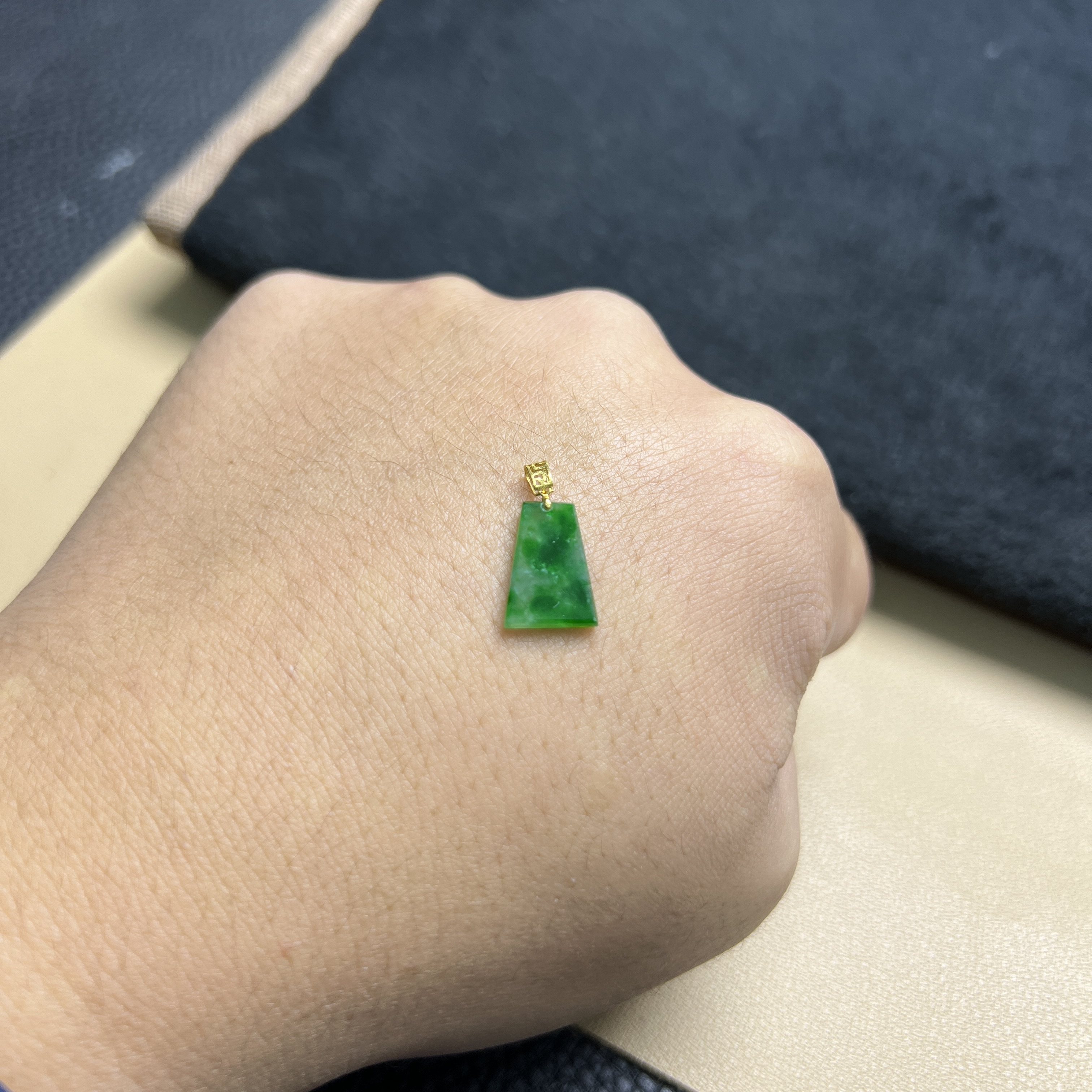 翡翠无事牌冰种飘辣绿18K金事业向上高贵精致素款高冰