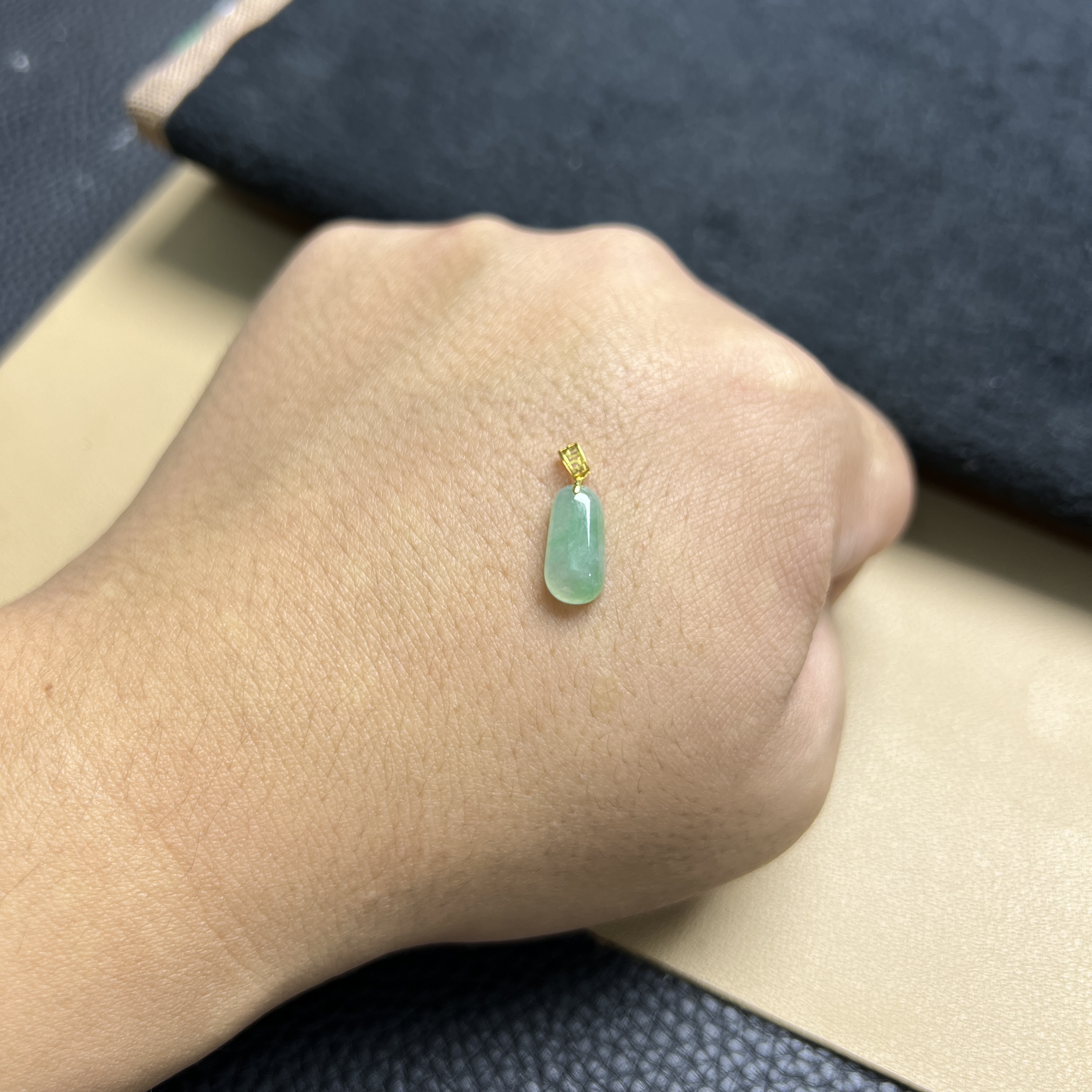 翡翠吊坠随形福瓜冰飘绿18K金事业向上高贵精致素款高冰