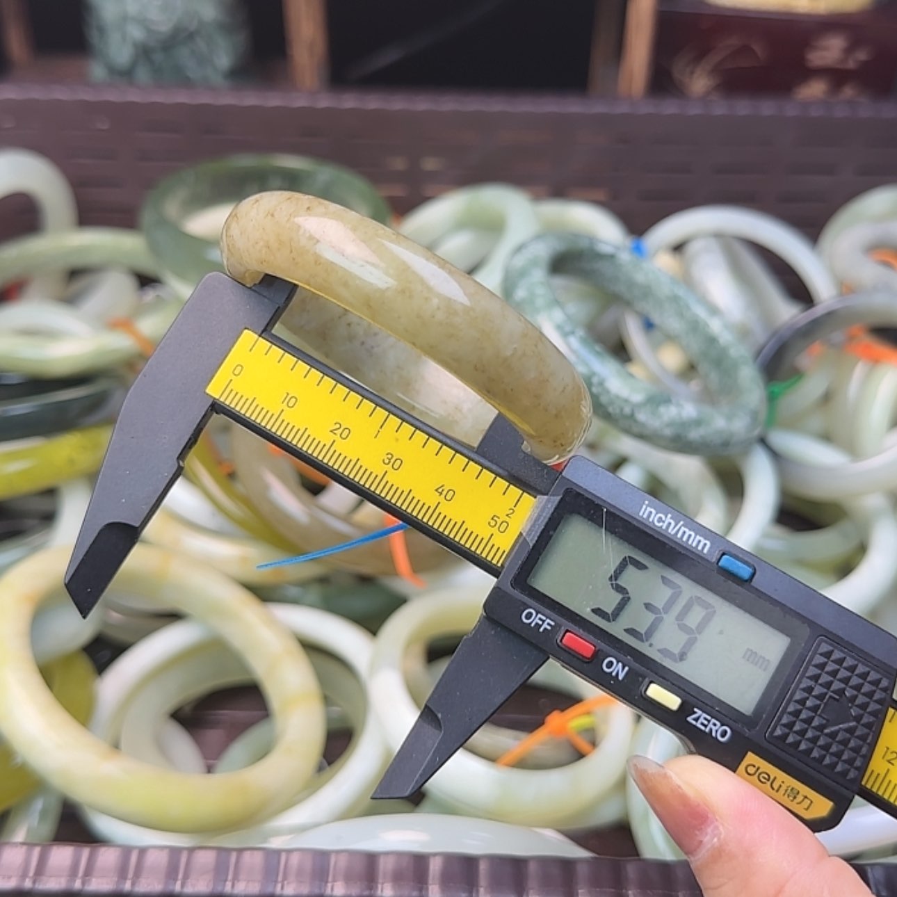 【闪购商品】蛇纹石玉手镯未镶嵌56瑕疵