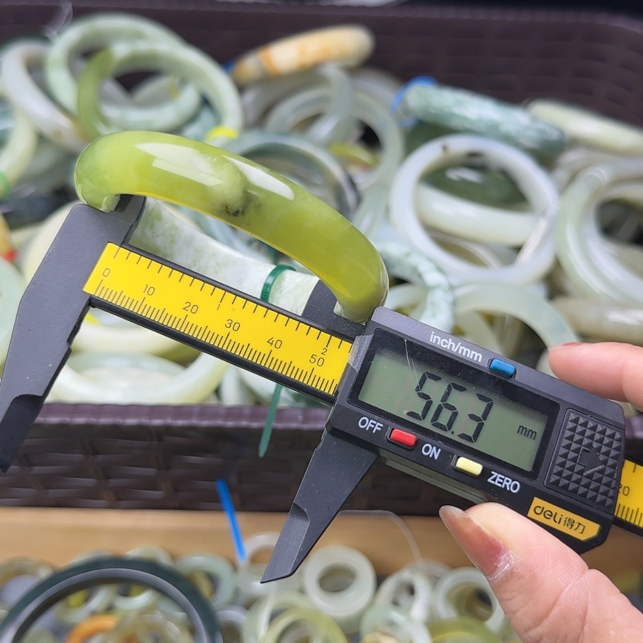 【闪购商品】蛇纹石玉手镯未镶嵌45