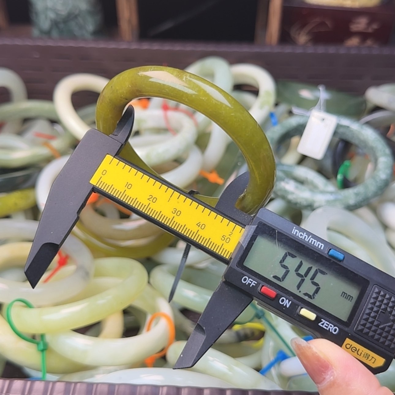 【闪购商品】蛇纹石玉手镯未镶嵌40