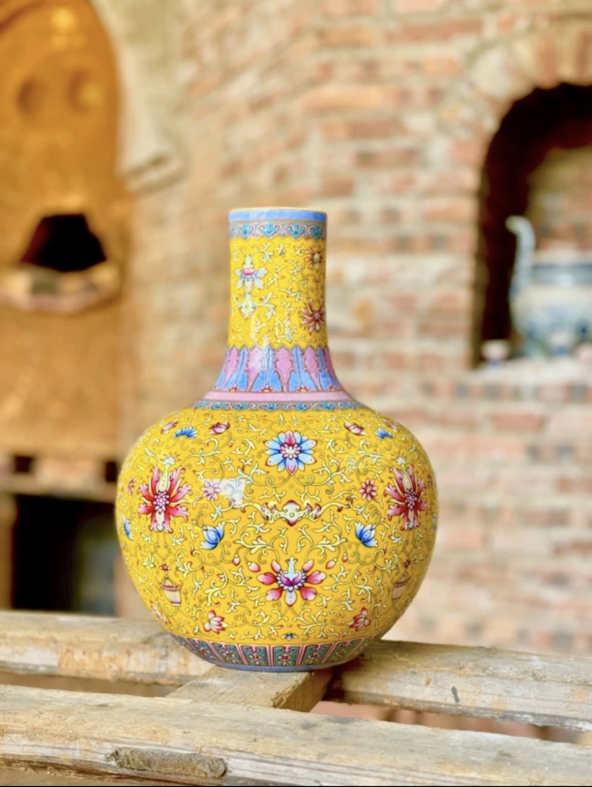 娇黄釉缠枝莲纹天球瓶【澄观柴窑】