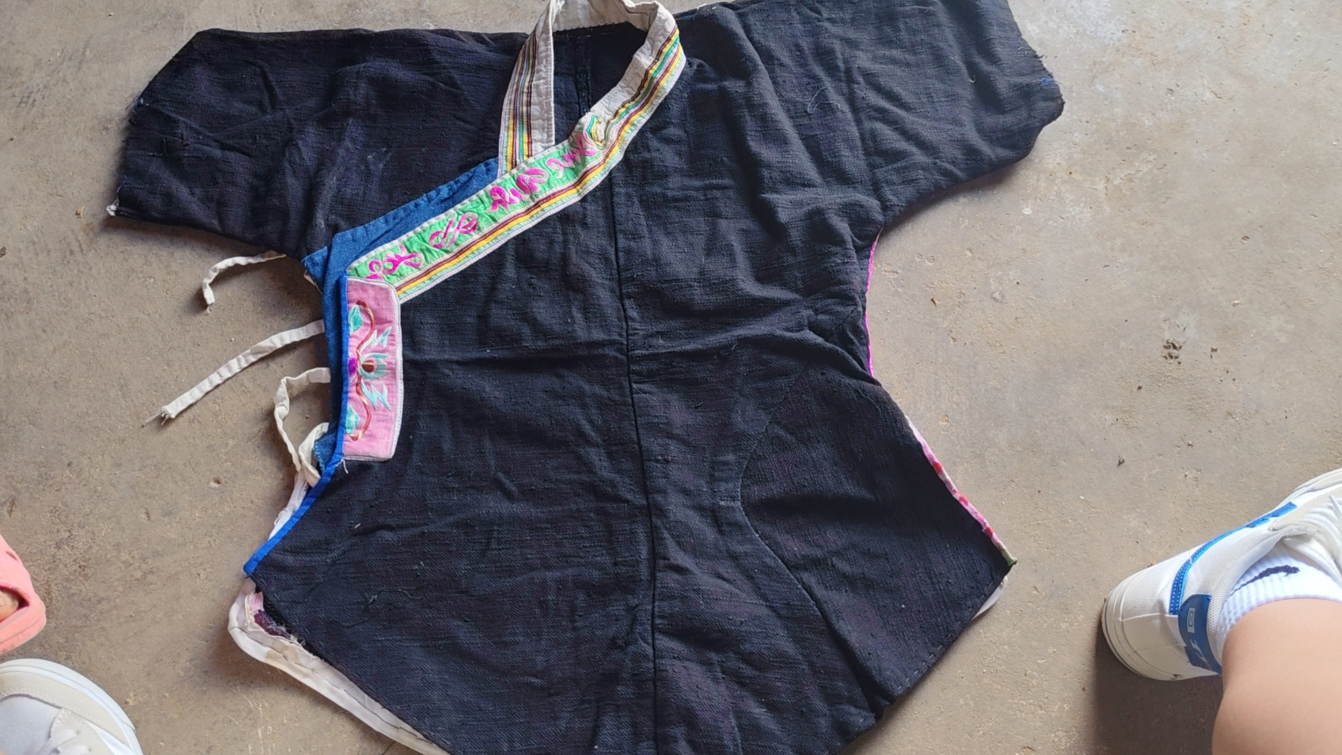 布依族手工刺绣上衣