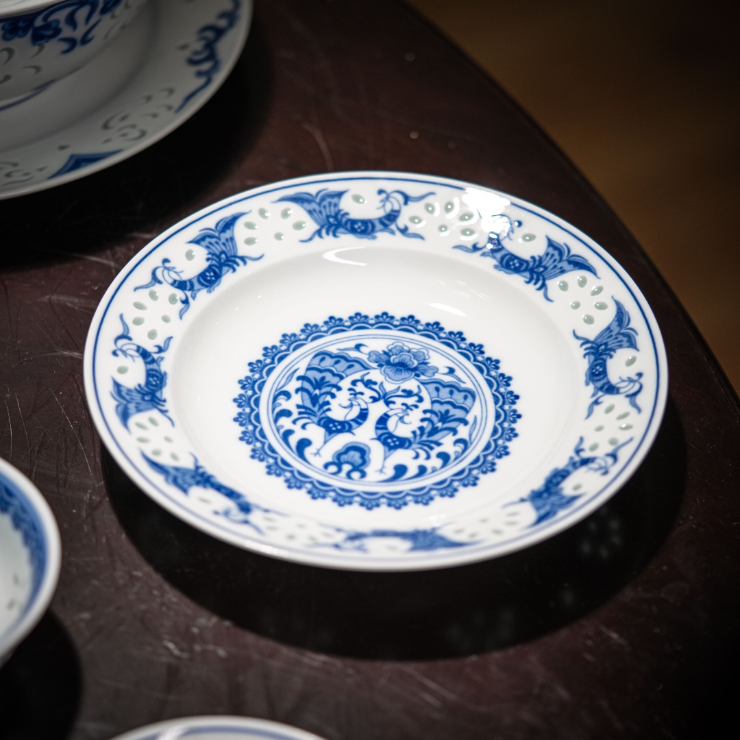 富玉【孔雀】8寸深盘景德镇高温釉下彩中式菜盘青花瓷玲珑瓷家用盘