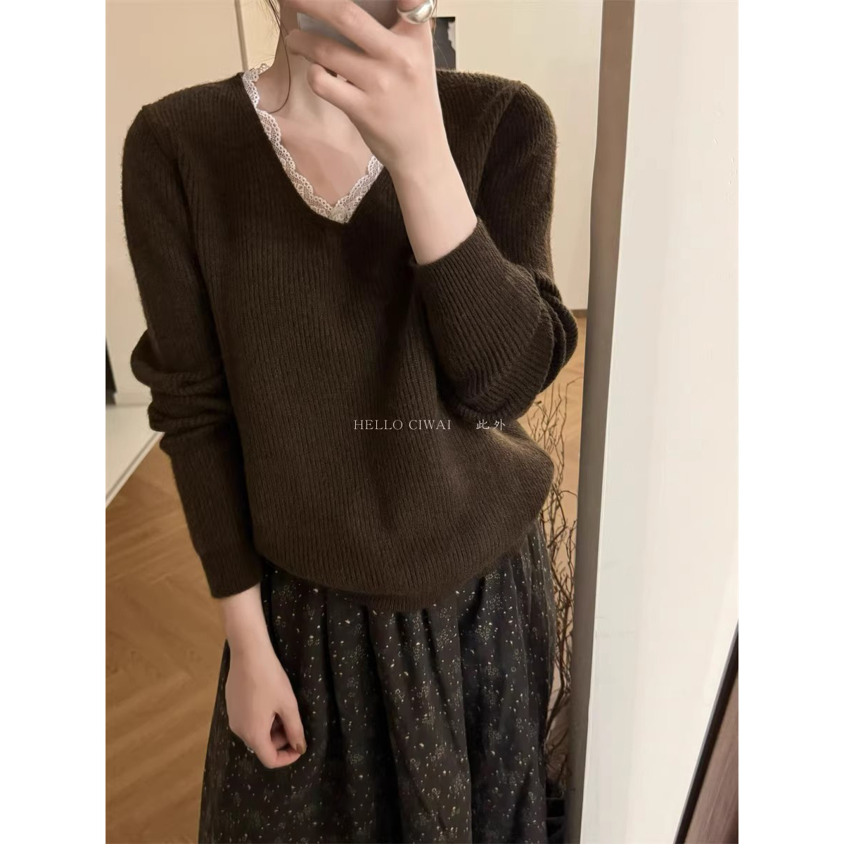 V领蕾丝拼接设计感针织衫女秋冬新款宽松法式浪漫打底毛衣潮上衣