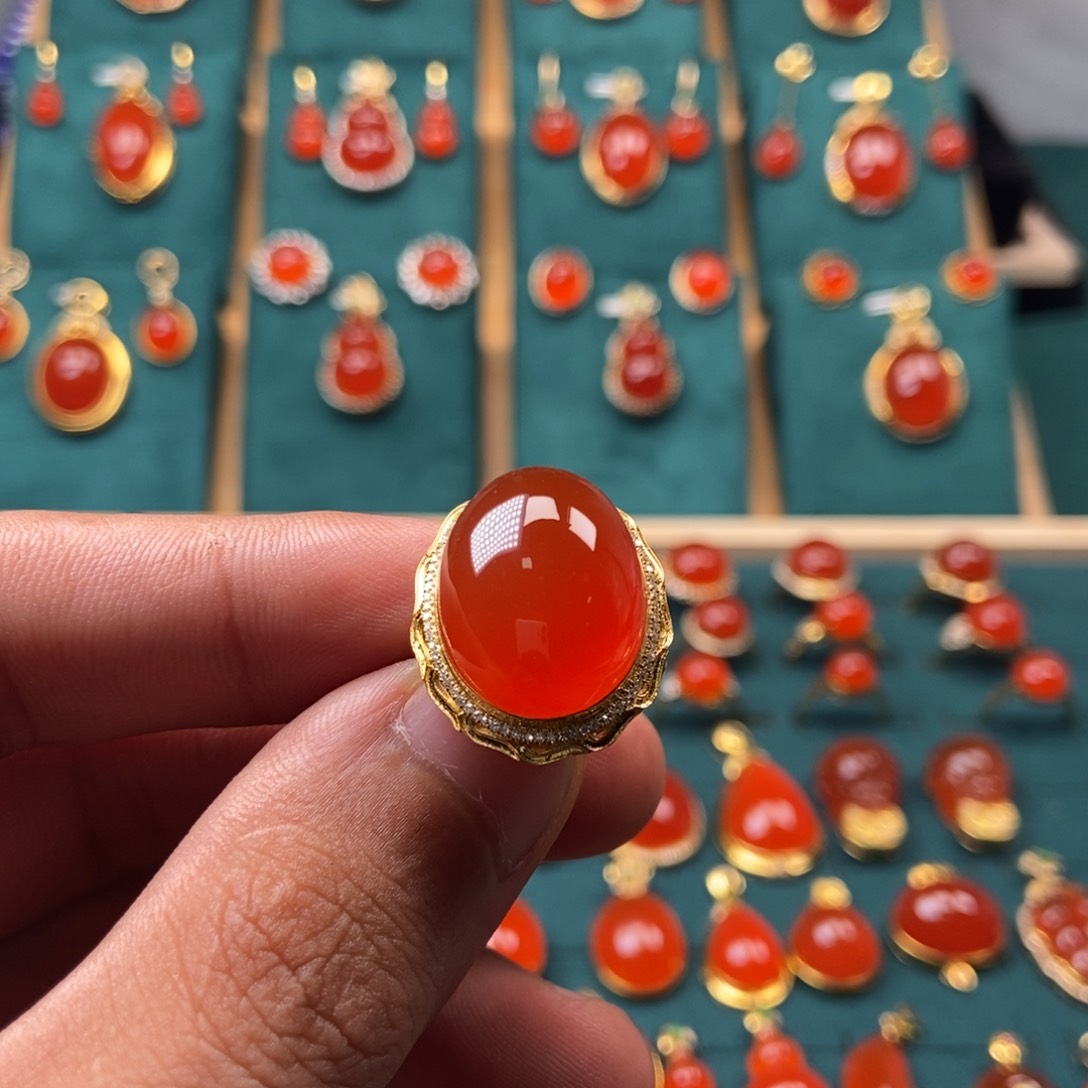 南红玛瑙戒指18K金镶嵌五***物