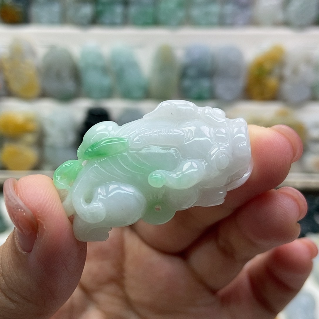 翡翠吊坠(赠链)未镶嵌