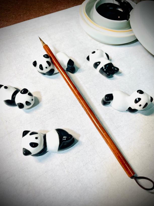 熊猫笔搁 陶瓷笔山书法用品瓷器工艺品笔托小摆件镇纸