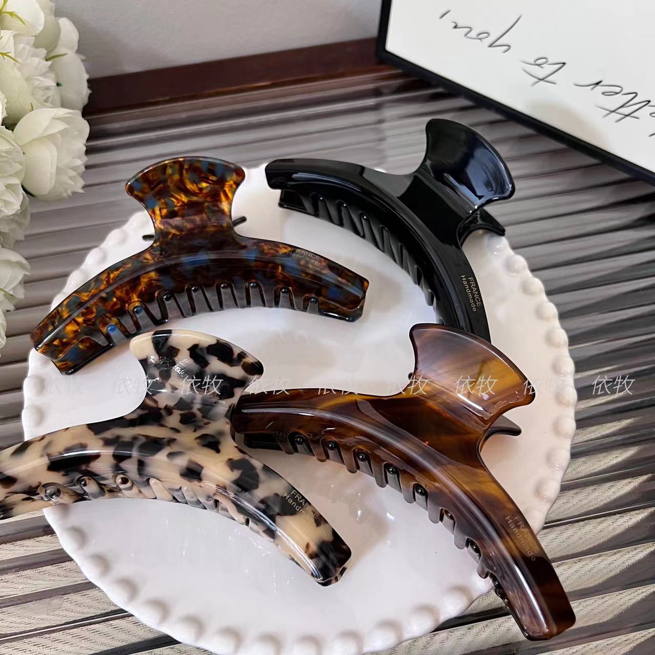 依牧高定版高级弧形鲨鱼夹高端简约优雅大抓夹W4015