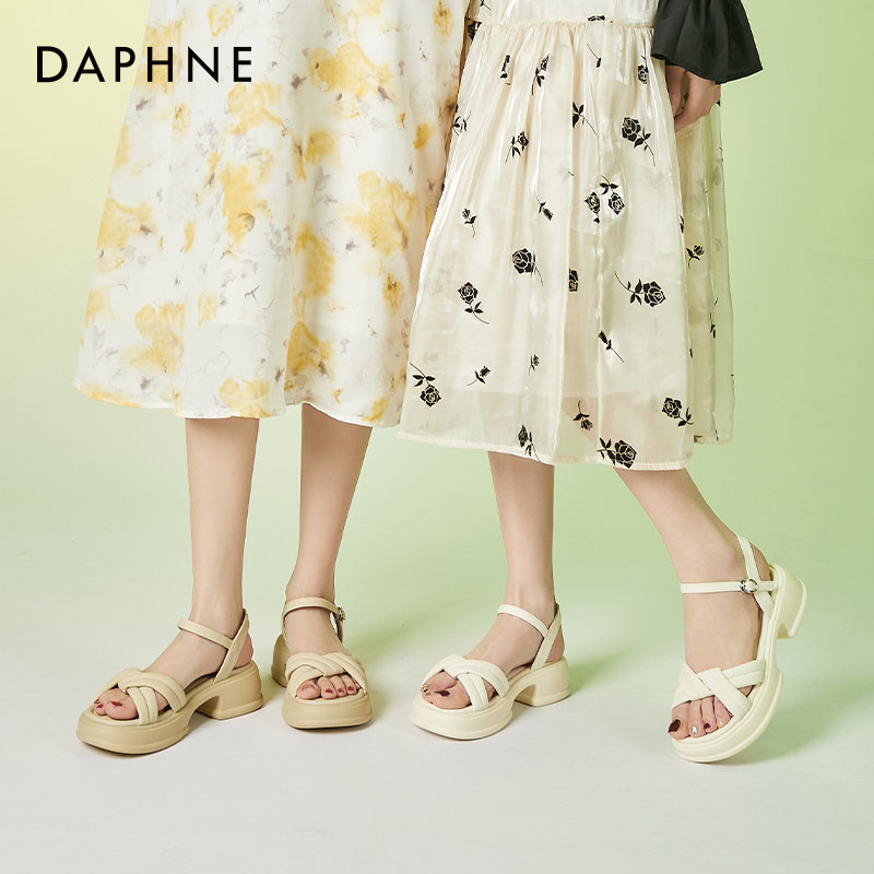 达芙妮夏季网红百搭时尚仙女风圆头韩版外穿厚底一字带时装凉鞋