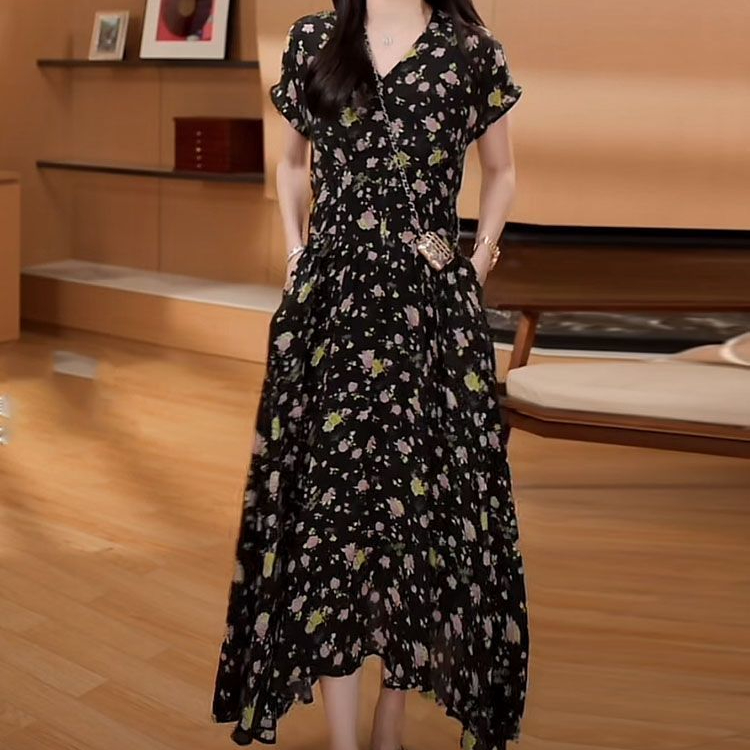 气质碎花不规则v领连衣裙女2024新款设计感收腰显瘦度假风a字长裙