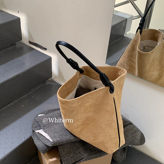 肉肉陈Whiterm秋冬新款复古绒面撞色单肩水桶包大容量斜跨女包