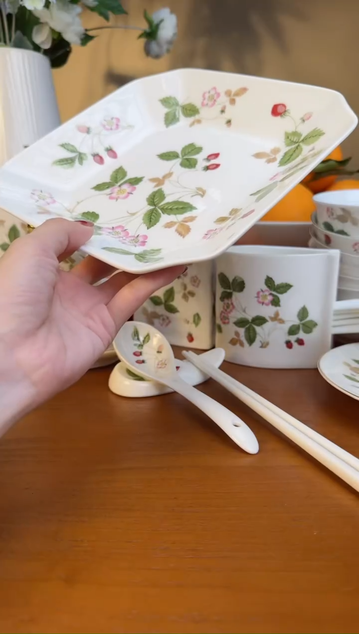 【闪购商品】高骨瓷草莓八角方盘