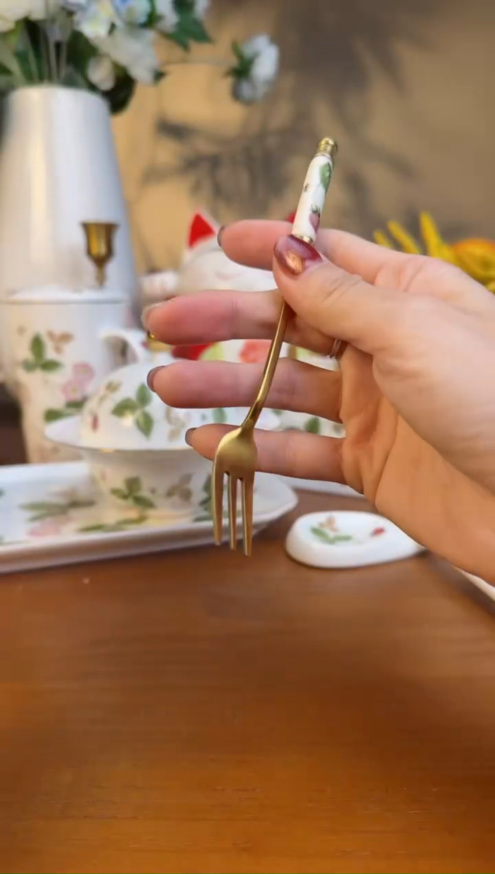 【闪购商品】高骨瓷草莓铜叉子