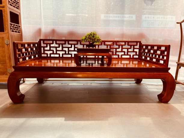 曲尺罗汉床规格：100*200，面板两拼，整体选料干净，无色差，榫卯工艺