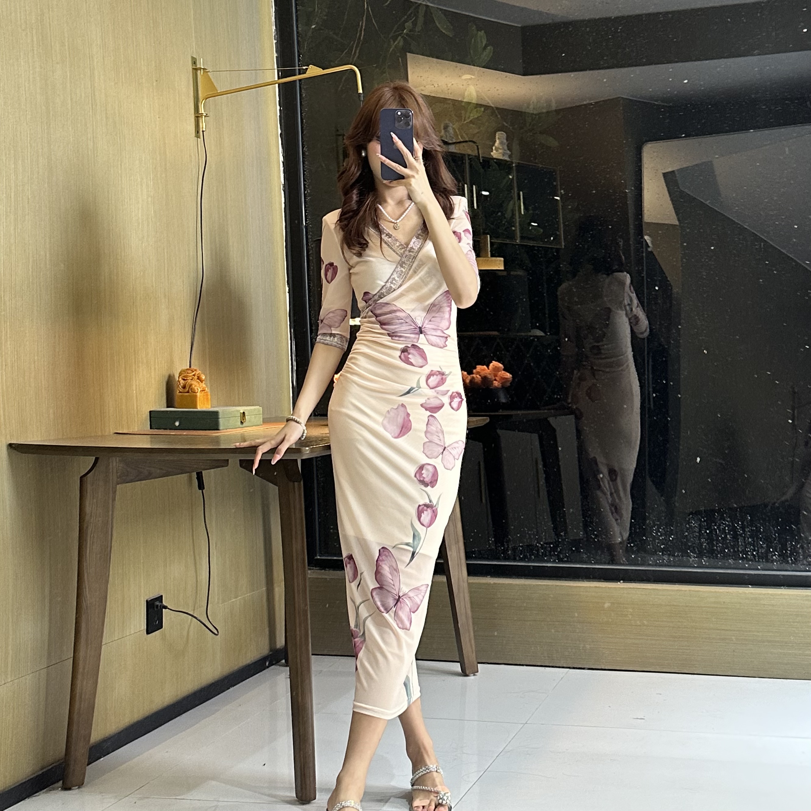 气质女人味V领中袖落蝶入凡显瘦修身时尚百搭网纱包身连衣裙长裙