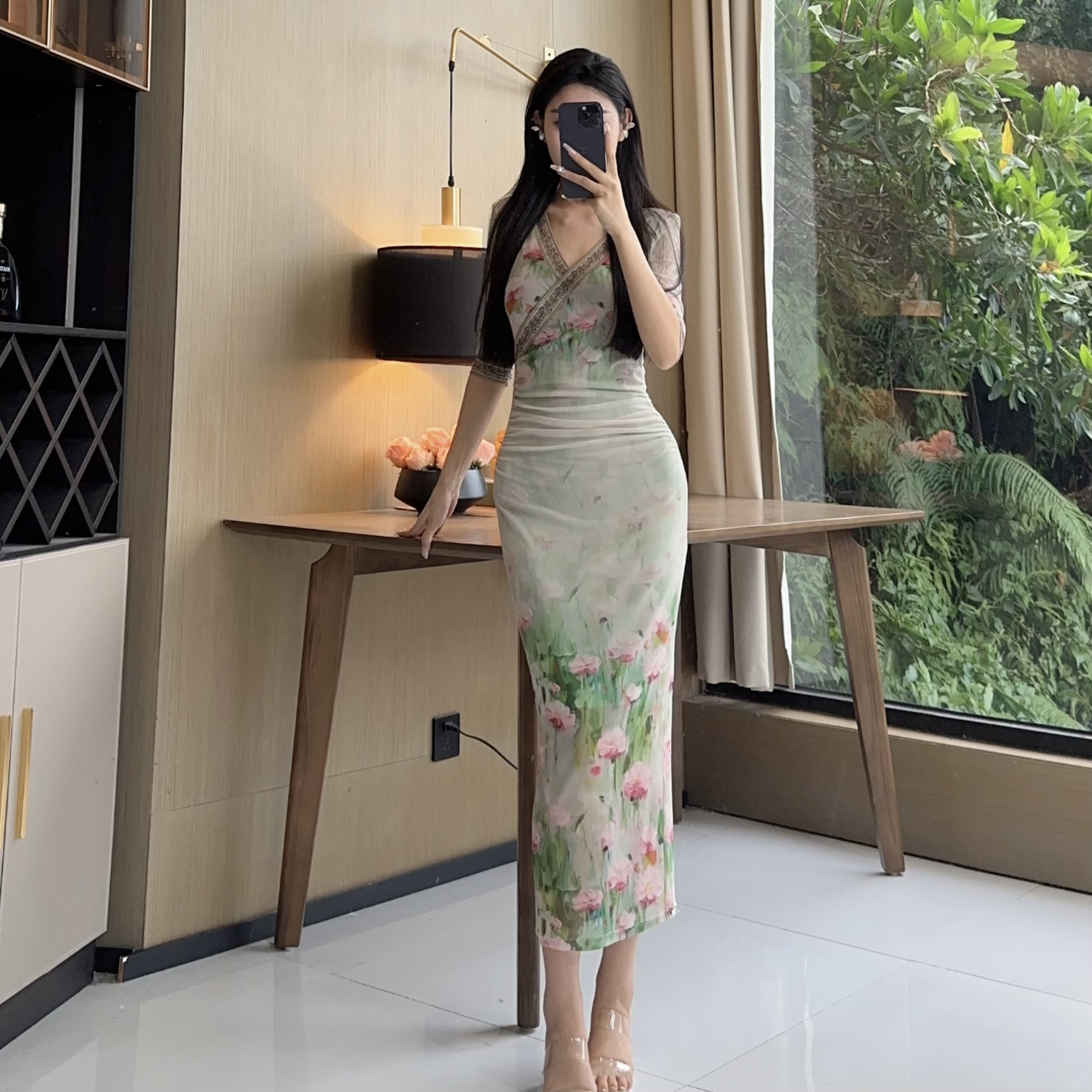 气质女人味V领中袖郁金香花显瘦修身时尚百搭网纱包身连衣裙长裙