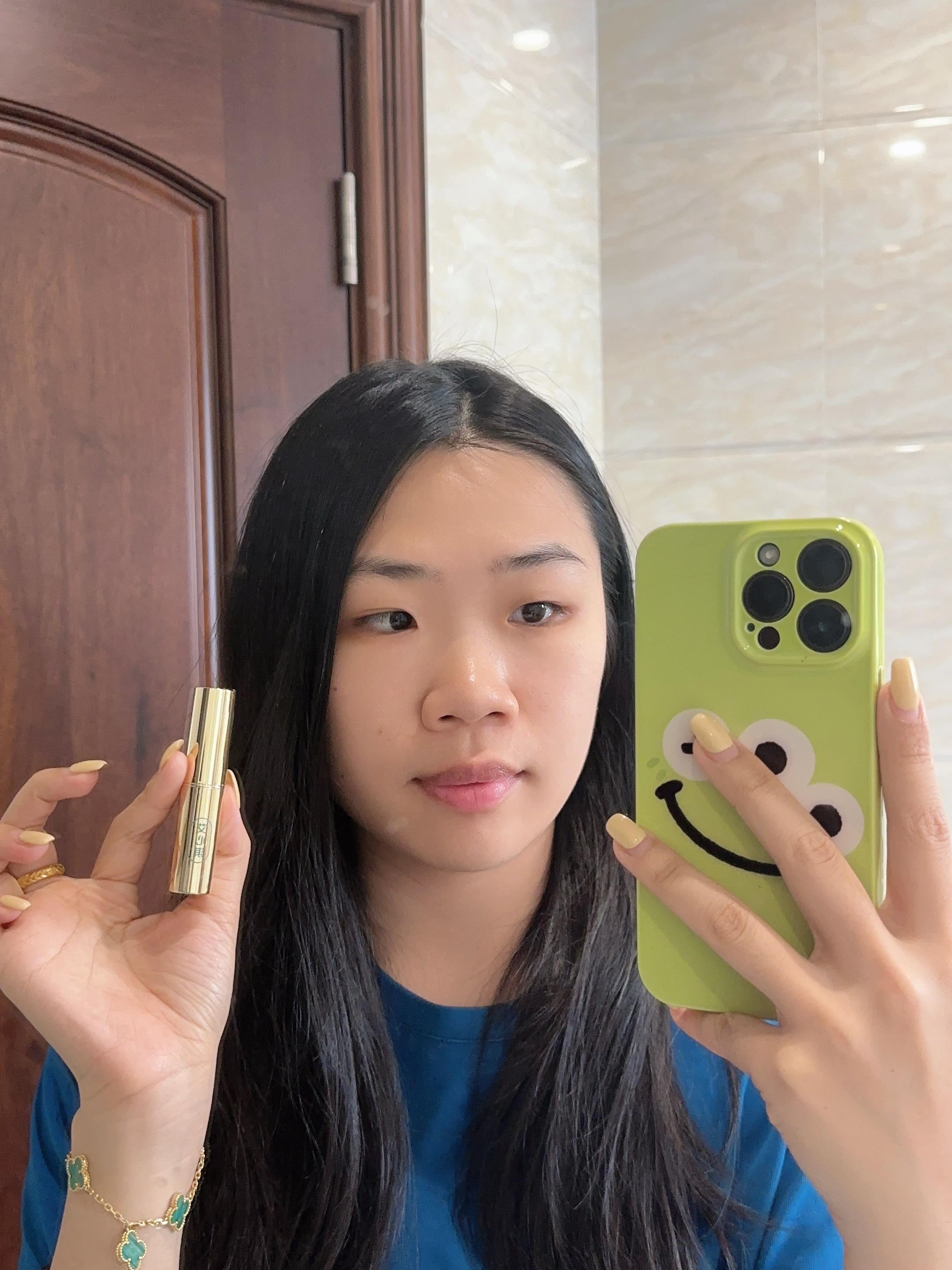 艾心淇变色唇膏提气色滋润