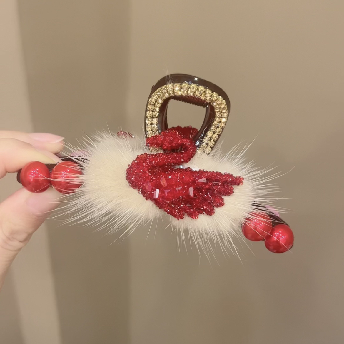 秋冬高级感天鹅毛毛抓夹女后脑勺盘发鲨鱼夹头饰